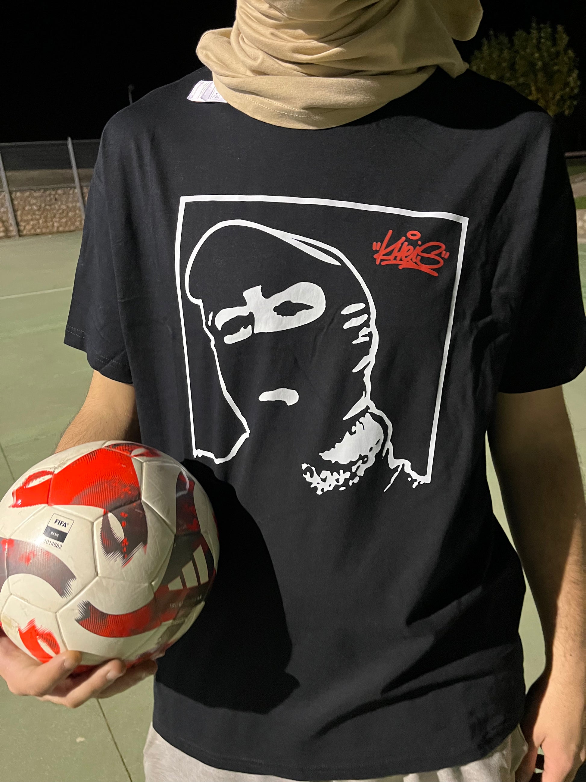 Camiseta Cara Tapada de Kheis – vista frontal con diseño gráfico y firma roja