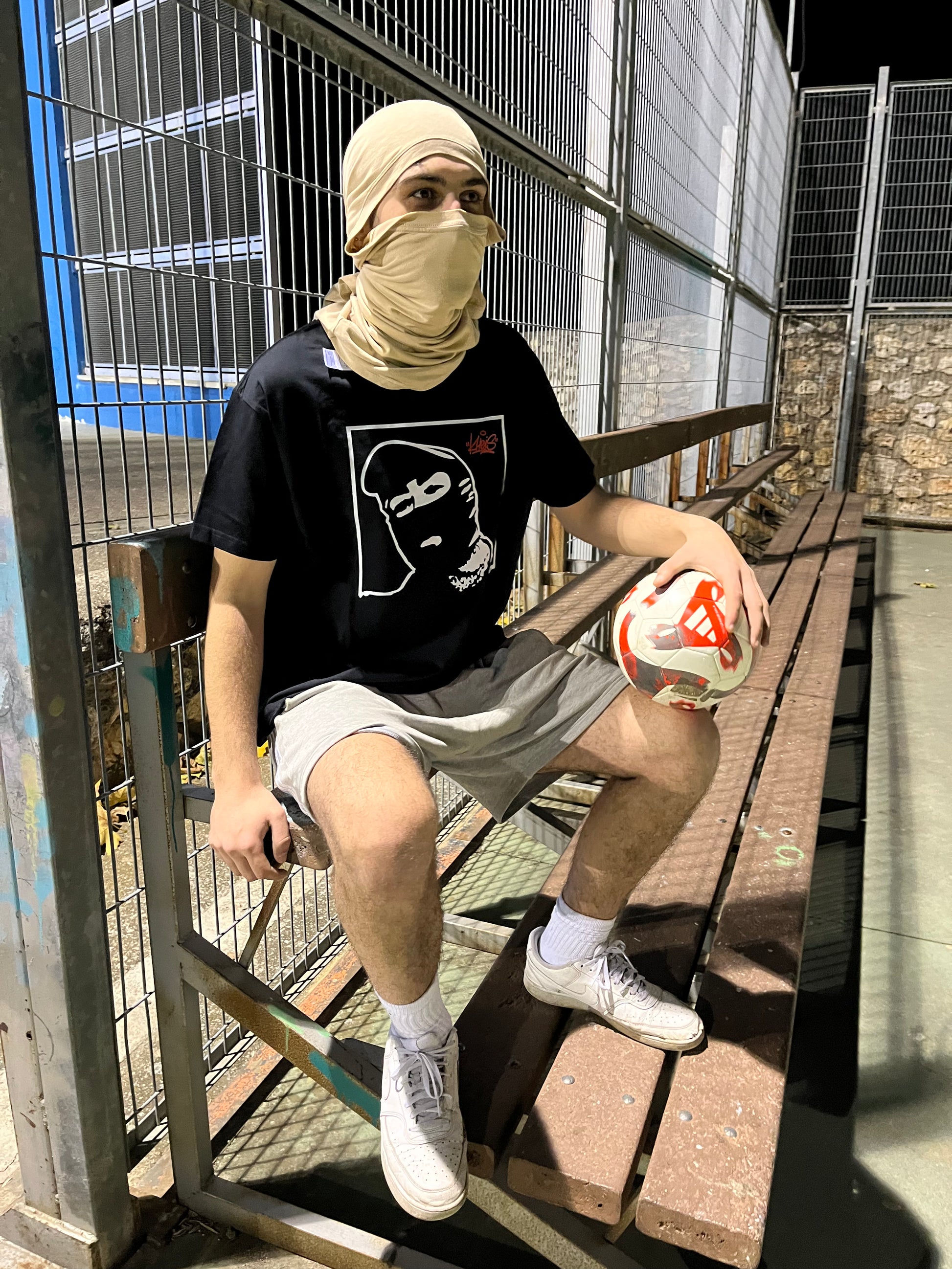 Camiseta Cara Tapada de Kheis – escena urbana con balón
