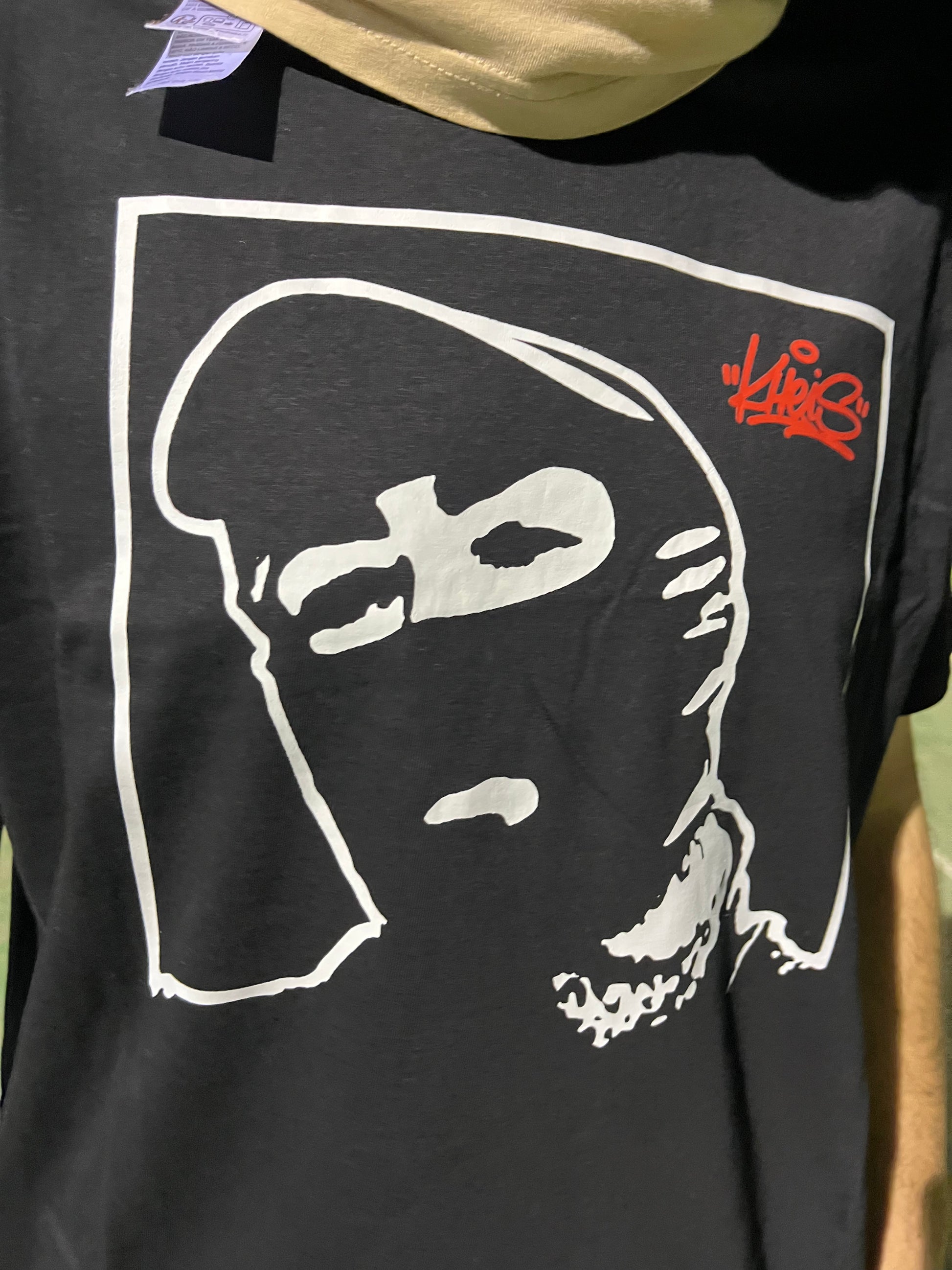 Camiseta Cara Tapada de Kheis – detalle del estampado en blanco y negro